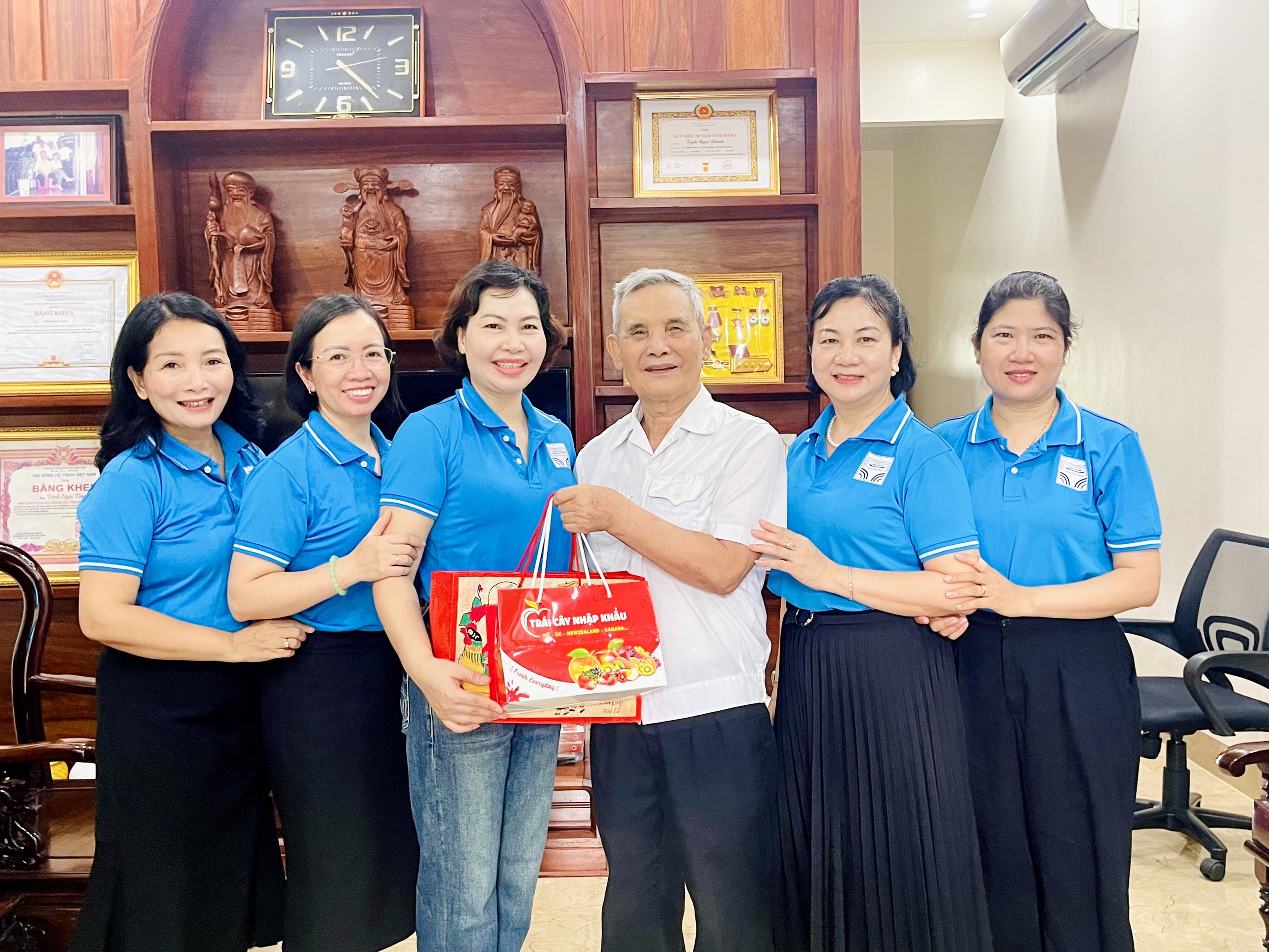 Hoạt động đền ơn đáp nghĩa nhân dịp 27/7 của BCH Công Đoàn trường THPT chuyên Nguyễn Trãi.